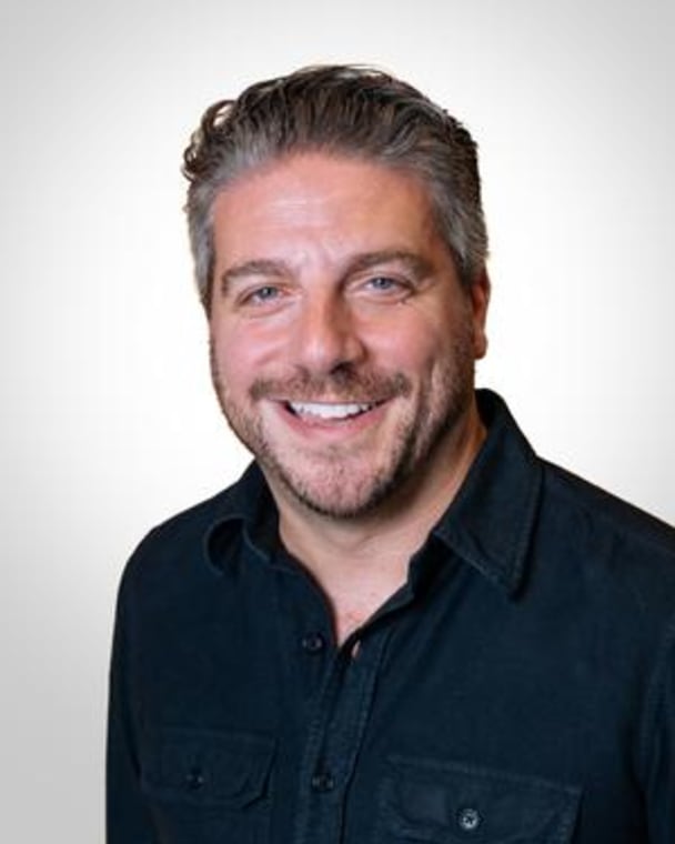 Portrait photo of Adam Ross