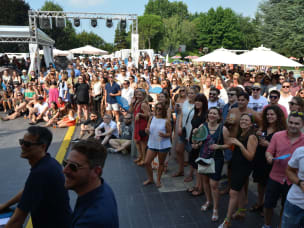 Foto di gruppo durante la festa aziendale estiva