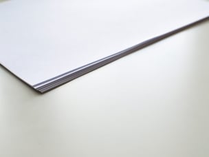 fogli su un piano di lavoro