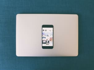 iPhone auf grauem Untergrund