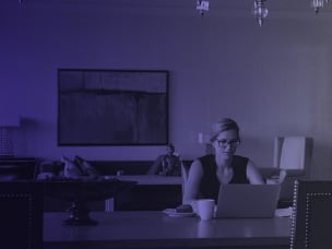 Donna seduta alla scrivania con un computer Apple