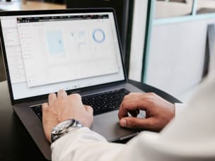 Affiliate Marketing Dashboard geöffnet auf dem Laptop eines Advertisers bezüglich aller Grundlagen und ob sich Affiliate Marketing lohnt