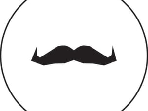 Uomo che si taglia la barba per il Movember