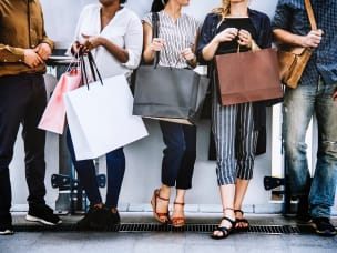 Menschen mit Einkaufstüten