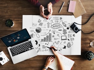 Schreibtisch mit Laptop, Bild, Kaffeetasse, Kamera