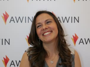 Un'immagine di Daiana, sullo sfondo il logo Awin