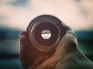 Una mano che tiene un binocolo