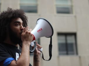 Ragazzo che parla al megafono