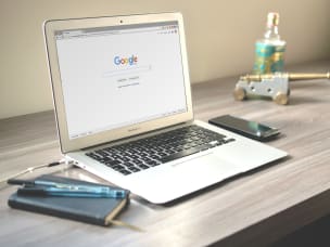 Laptop auf Tisch