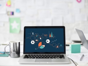 Laptop steht auf Schreibtisch