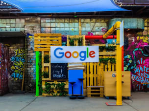 Logo Google su uno sfondo urbano