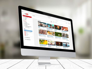 Schermo di un pc che mostra la homepage di YouTube
