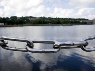 Immagine di una catena di acciaio