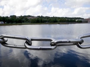 Metallkette vor einem See