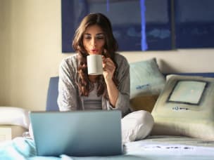 ragazza che lavora al pc in camera