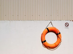 Schwimmreifen hängt an einer weißen Wand