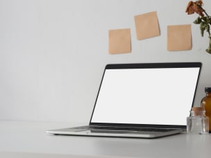 Immagine di un computer acceso in una postazione di smart working.