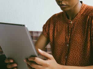 Frau mit Tablet in der Hand