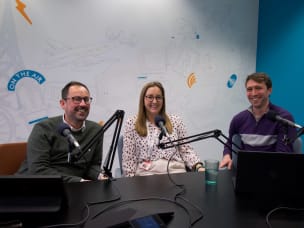 Kevin Edwards, Robert Davinson und Miya Knight sitzen am Tisch