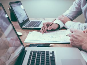 MitarbeiterInnen eines Kleinunternehmens planen ihr Affiliate Marketing mit Awins Leitfaden