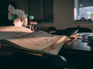 Offenes Buch liegt auf Tisch