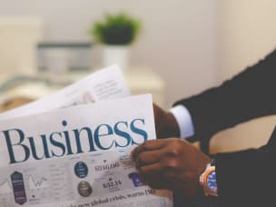 persona che ha in mano un giornale di business