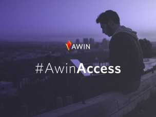 Ragazzo seduto al pc con la scritta Awin Access