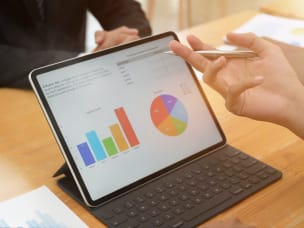 schwarzes Tablet auf einem Tisch