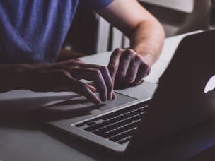 Person berührt Laptop