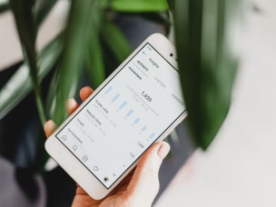 Handy, auf dem die Insights eines Accounts bei Instagram zu sehen sind passend zu Awin's Influencer Marketing guide