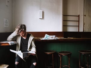 ragazzo che legge un giornale