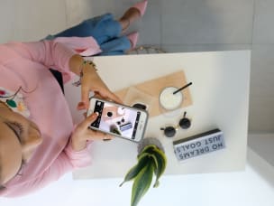 Influencerin, welche ein Bild von ihrem Kaffee macht bezüglich der Tipps von Awin, wie man als InfluencerIn durchstartet