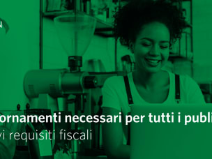 Ragazza sorridente su sfondo verde