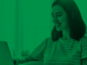 Ragazza che sorride allo schermo