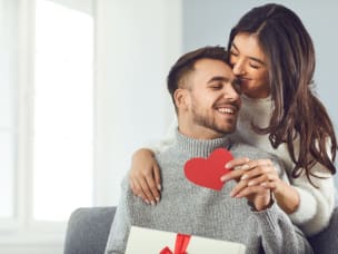 Pärchen im Hintergrund mit Text, der sagt: "Valentinstag 2023: Trends und Einblicke"