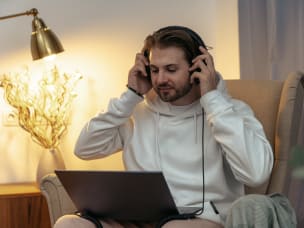 Awin Talks grüner Hintergund zur Folge mit Helen Southgate und Chris Johnson zu den wichtigsten Trends für das Partnermarketing 2023