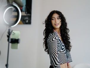 Influencerin posiert im Hintergrund, im Vordergrund steht "Influencer Marketing für kleine Unternehmen"