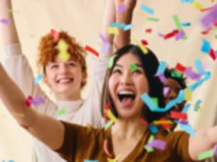 Leute feiern in Konfetti für die Global Performance Marketing Awards 2023 und Awins sieben Einträge