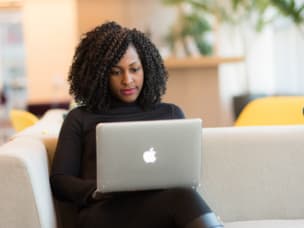 Person lädt Apples Apples iOS 17-Update herunter und wie es Affiliate-Tracking beeinflusst