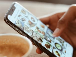 Person scrollt durch Instagram Feed und wie Subnetzwerke auf Awin helfen, mit InfluencerInnen den ROI zu optimieren