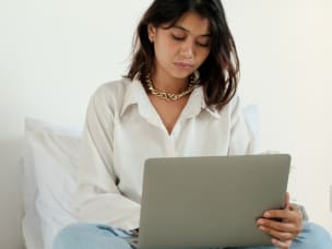 Person verwaltet ihre Influencer-Marketing-Kampagnen durch Awins Influencer-Subnetzwerke
