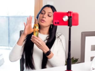 Influencer promotes a product amid Cyber Week forecast of increasing influencer marketing campaigns