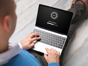 Laptop Bildschirm lädt Updates herunter im Zuge der neuen Platform Features von Awin