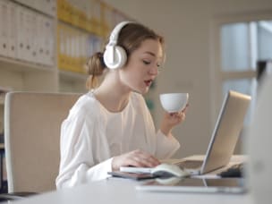 Person hört sich Awin Talks-Folge zu den neuen Richtlinien der FTC in den USA für Endorsements an