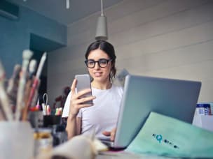 Person plant Black Friday 2023 mit Awins Marketingtipps für Kleinunternehmen