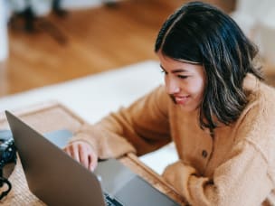 Person informiert sich über die neuen Features von Awin, um das Unternehmen zu optimieren