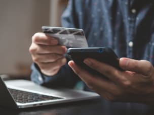 Person shoppt online, passend zu Awins Trend Vorhersagen für die Cyper-Shopping-Week