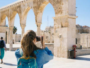 Tourist macht beim Sightseeing Bilder passend zum Aufschwung der Reisebranche 