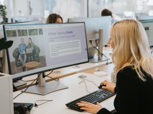Person at computer viewing affiliate guide