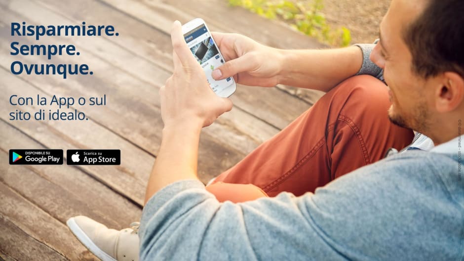 Uomo che impugna uno smartphone